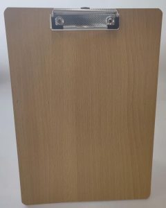 Next πινακίδα ξύλινη με πιάστρα A4 31,8x22.8 εκ. καφέ