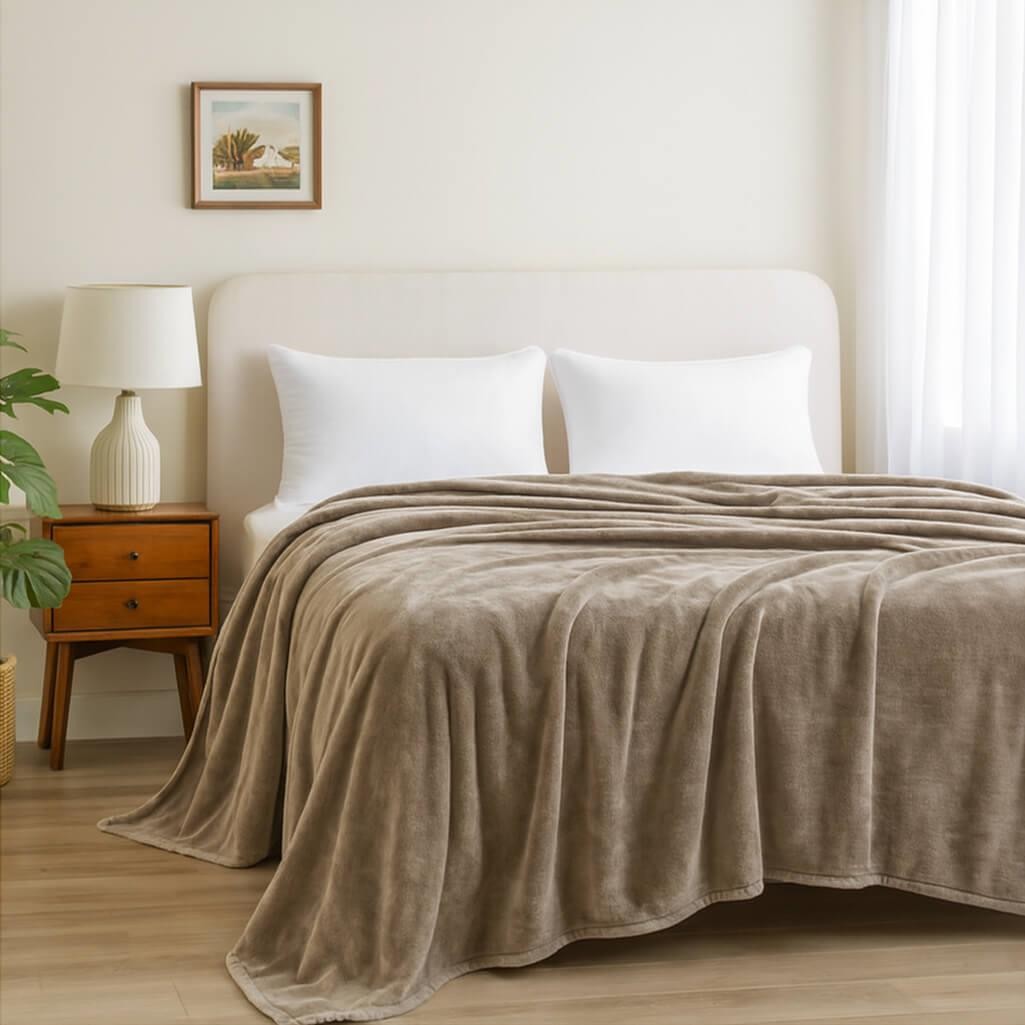 Κουβέρτα υπέρδιπλη μπεζ βελουτέ από 100% polyester 220x240εκ.
